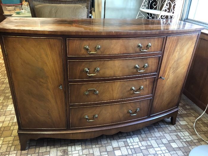 Beautiful buffet/side bar - in excellent shape - great storage!