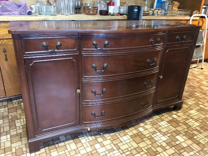 Distinguished Buffet - in great shape!