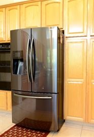 Beautiful Newer Refrigerator for sale.                 Samsung Refrigerator
25 cu. ft. French Door with External Water & Ice Dispenser
Model:  RF263BEAESG/AA
