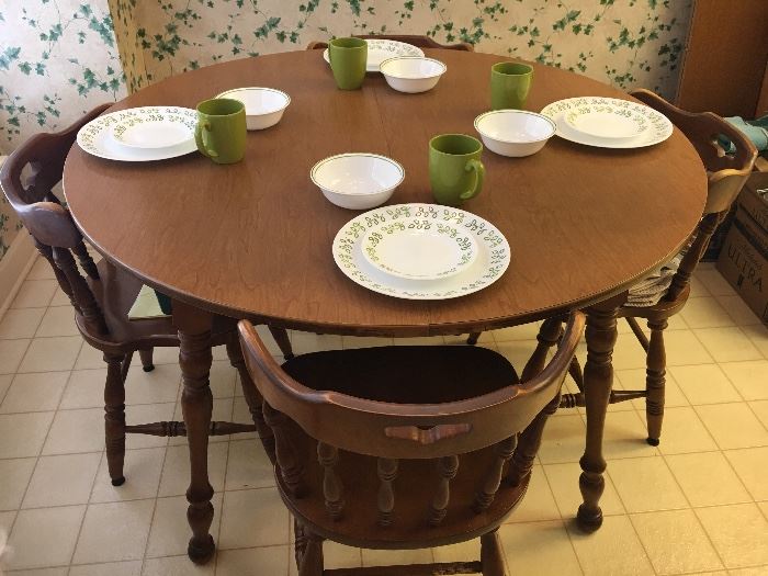 Vintage round maple table and 6 chairs, 2 extra leaves.