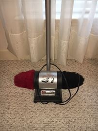 Electric shoe polisher.