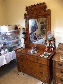 Thomasville Bedroom Set- dresser with mirror
