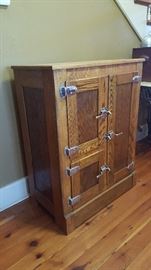 Antique oak icebox from the early 1900s/late 1800s; Success Manufacturing Co. box. VERY collectible and in A-1 condition.