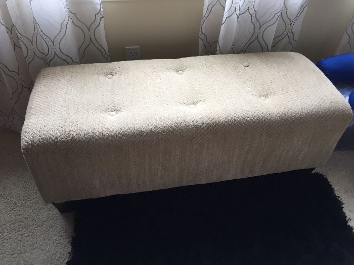 Lovely bench extra seating or ideal for end of bed
