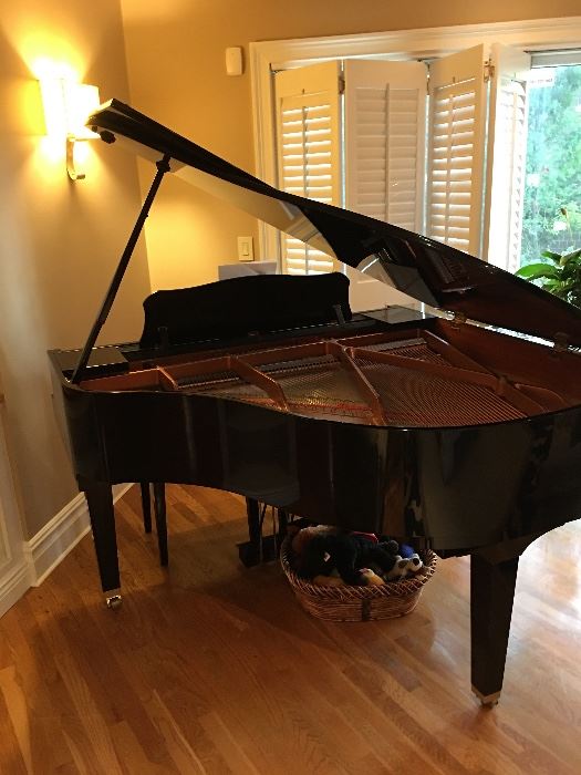 Gorgeous Black Laquer "YAMAHA" Baby Grand Piano Serial# GB1 #J2112050 well cared for and tuned regularly !