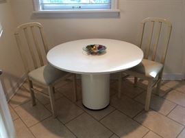 White Pedestal breakfast table with 2 chairs