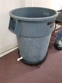 Brute Trash Can on Casters with Spout
