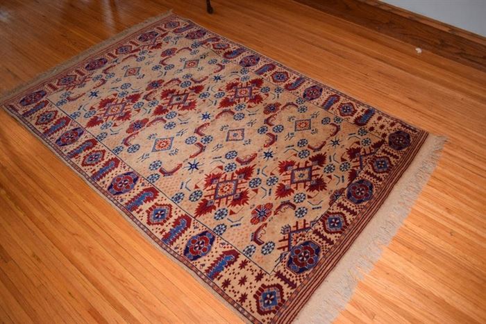 #2276: Wool handwoven accent rug
100% wool, hand woven accent rug. Gorgeous colors.

4' x 6'