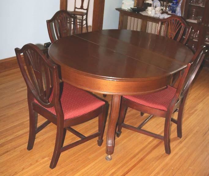 #2338: Antique Oval Dining Table & 4 Shield Back Chairs
Antique Oval Dining Table & 4 Shield Back Chairs.

Table 46.5" x 55" x 29"