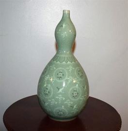 #2174: Celadon Gorde Shaped Vase
Celadon Gorde Shaped Vase, Handcrafted.
The pattern of the white cranes and clouds is exquisitely inlaid into the surface of the jade-blue body.

13.5"H