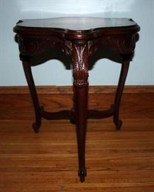 #2341: Three sided leaf carved table
Leaf carved three sided table with finial detail.

20" x 21"H