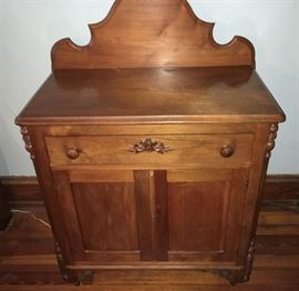 #2422: Elegant Night stand
Elegant night stand w/carved detail and honey finish and tone.

30” x 17” x 42”H