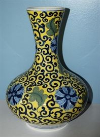 #2156: Porcelain Vase
Decorative porcelain Vase.

11"H