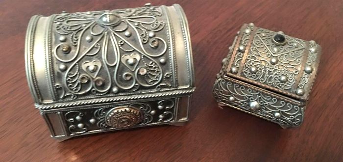 #2269: Pair, Cute Metal Treasure Chests
Pair,metal table top treasure chests. Beautiful filigree work.

Small, 2.25"H
Large, 3"H