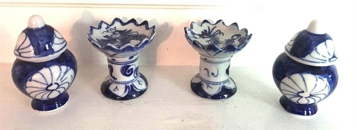 #2274: Adorable Porcelain Minis
Adorable cobalt blue and white  porcelain minis. Super cute to decorate with.

3.5"H.
Pedestal Base, 2.5".