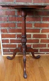#2337: Clover Leaf Mahogany Side Table, Chippendale Legs
Clover leaf mahogany table with Chippendale carved legs.

19" x 28"H
