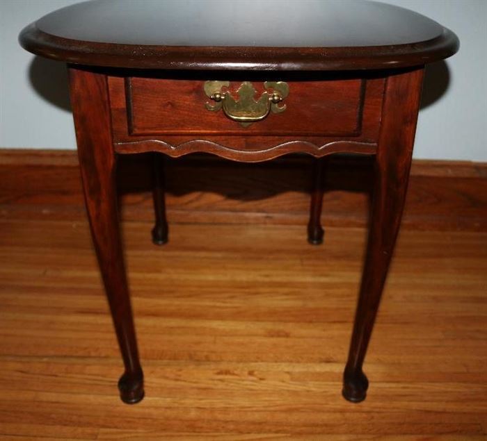 #2346: Round side table
Round side table.

24" x 21.5"H