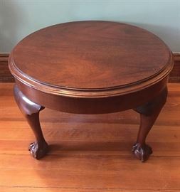#2377: Chippendale Round Display table
Low round, Chippendale display table.

24” x 24” x 15”H