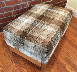 #2397: Ottoman
Ottoman.

28” x 20” x 15”H