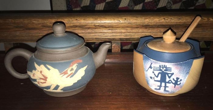 #2441: Porcelain tea pot PAIR
Porcelain tea pot PAIR.

8” x 5” x 5”H

Bid per piece, Final bid x 2