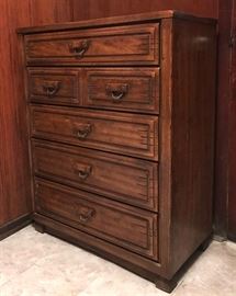#1418: Chest of Drawers
Chest of Drawers, 6 spacious compartments.

34" x 18" x 44"H