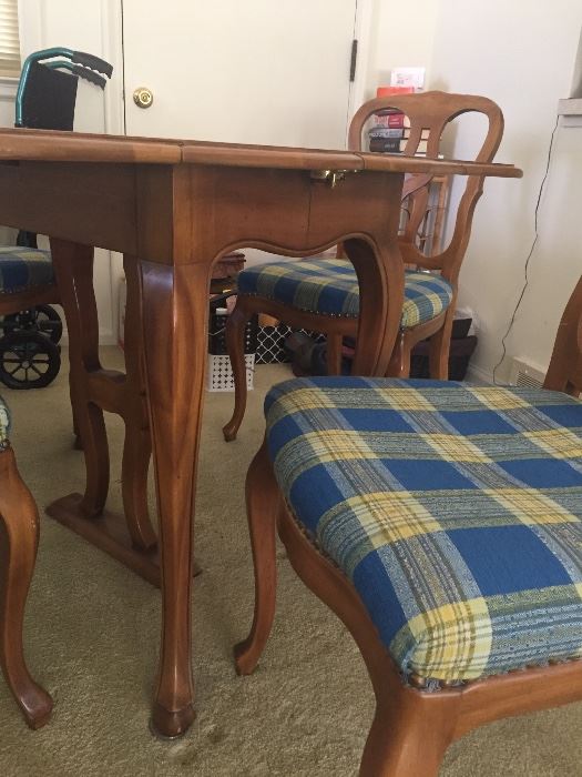 Dining Table with chairs - leaves 