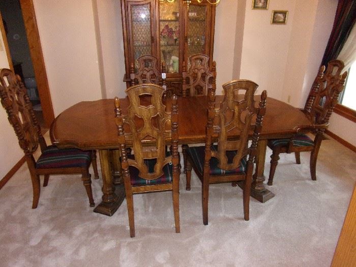 Stanley dining room table with 2 leaves and 6 chairs.