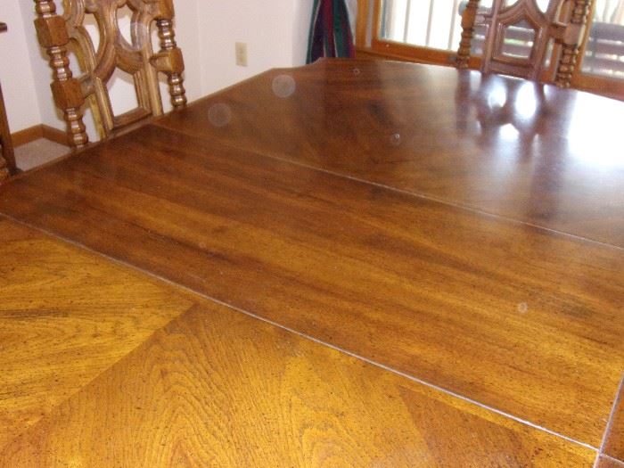 Stanley dining room table with 2 leaves and 6 chairs.
