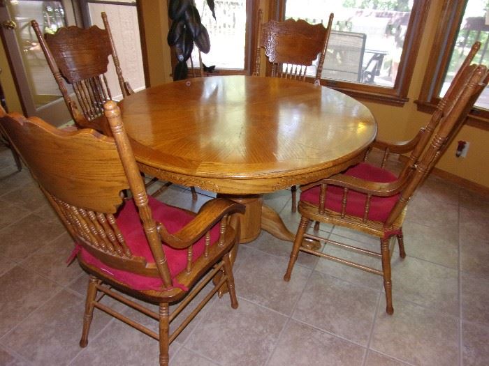 Beautiful oak kitchen table and four chairs.