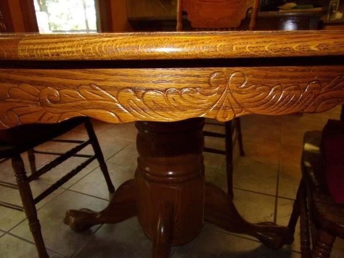 Beautiful oak kitchen table and four chairs.