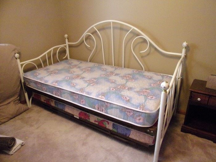 Metal trundle bed. Twin.