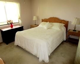 Queen bed---clean w clean firm like new mattress 