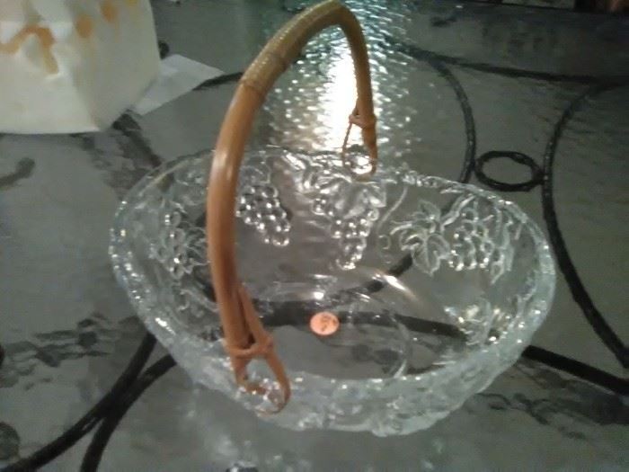Heavy crystal bowl w/wicker handle