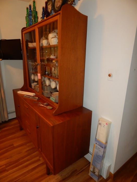 West Michigan Furniture Company - Holland Michigan . Dutch Mid-Century Modern. Lovely Hutch 4 Drawers, 2 Door Lower with hidden long drawer in base which can hold table leaves.