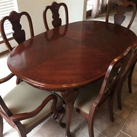  Very nice dining room table with six chairs and two leaves 