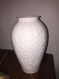  Very nice ceramic vase 