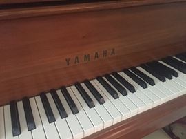 Yamaha - EXCELLENT CONDITION - baby grand piano - walnut wood:  G2 #1178994