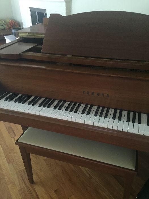 Yamaha Baby Grand - Walnut EXCELLENT CONDITION - G2 # 1178994 