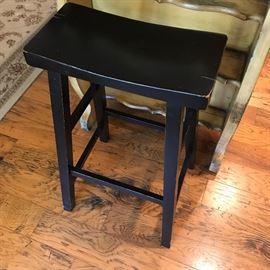 2 bat stools available for use on sides of island