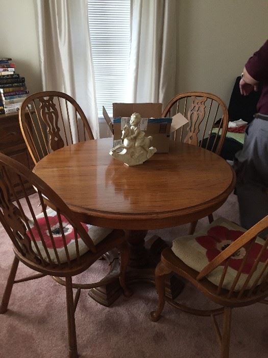 Round Dining Room table like new