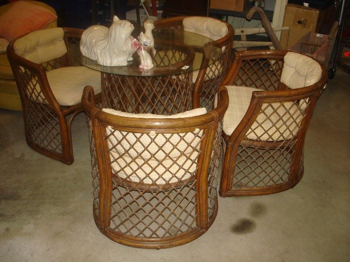 DINNETTE SET TABLE AND 4 CHAIRS