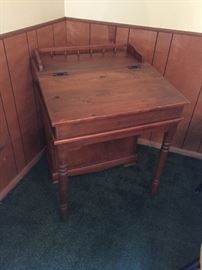 Nice maple desk
Early American style 