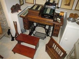 Vintage Singer sewing table (no machine)