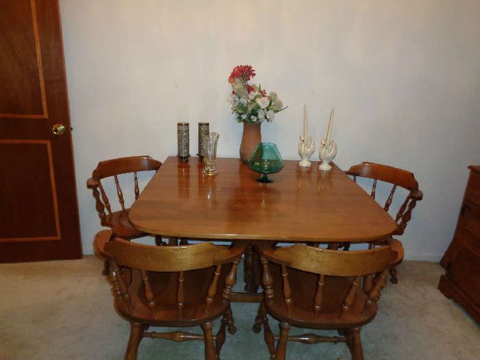 ETHAN ALLEN TABLE WITH 4 CHAIRS AND 2 LEAVES. CAN FIT UP TO 12 PEOPLE WHEN FULLY EXTENDED