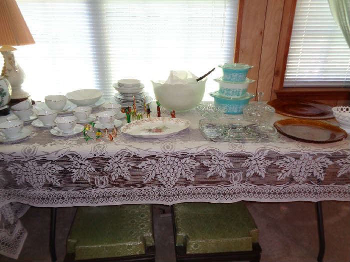 PYREX AND OTHER COLLECTIBLE ITEMS