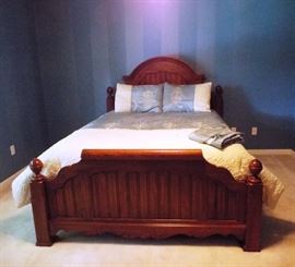 Gorgeous solid oak queen bed