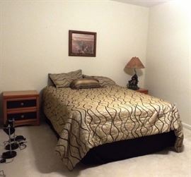 Queen Simmons Beautyrest mattress set-like new!