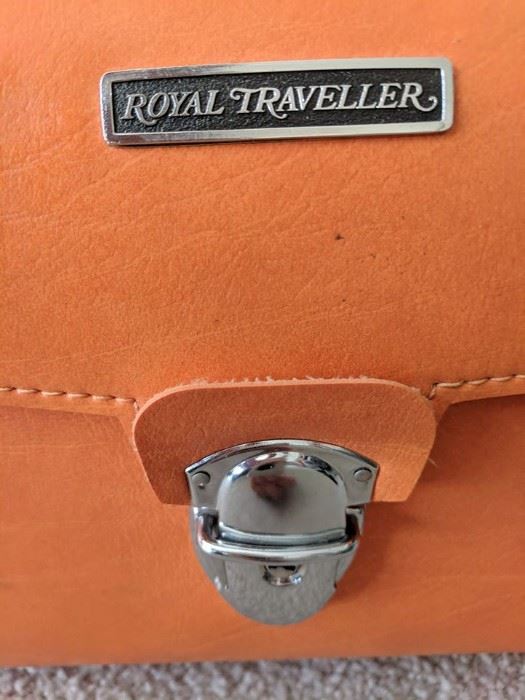 Royal Traveller Luggage! Great Vintage set easy to find at the airport!