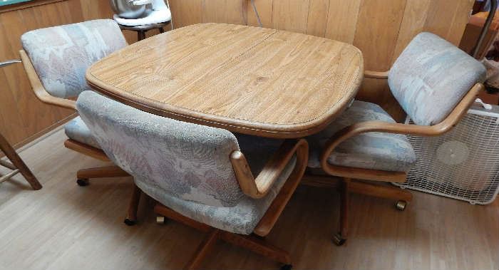 CUTE 70'S DINETTE SET W/4 CHAIRS