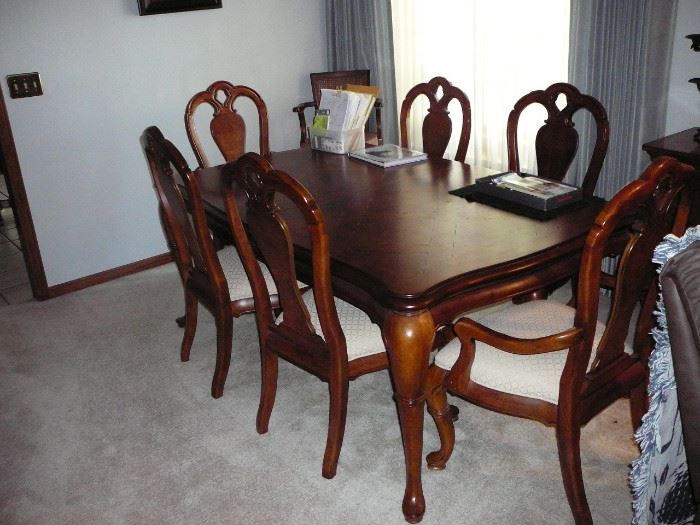 Nice Queen Anne Dining Table and 6 Chairs 